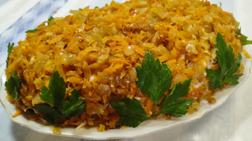 Вместо обычной "шубы" приготовьте "лисью": рецепт салата с рыбой и грибами (видео)