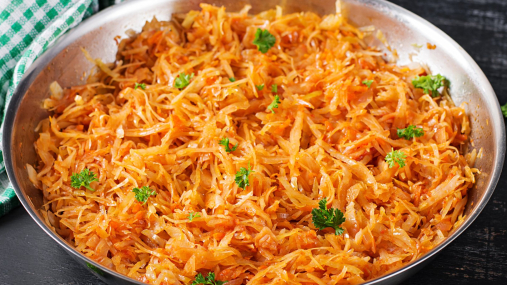 Настоящий домашний бигос: тушеная капуста, мясо и колбаски – вкус, от которого трудно оторваться (видео)