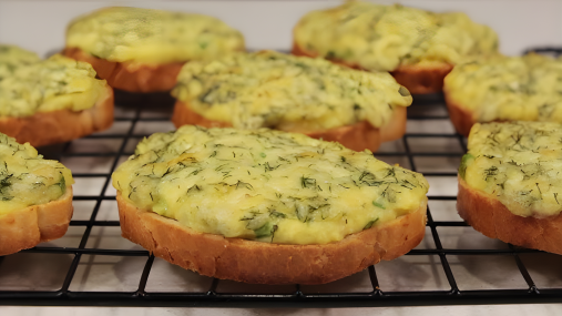 Не выбрасывайте вчерашнее пюре: вот как превратить его в роскошный завтрак за 10 минут