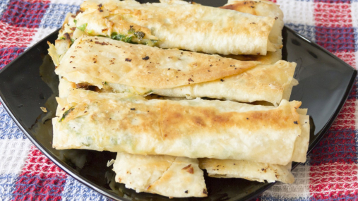 Легкий, хрустящий, невероятно вкусный: домашний завтрак из лаваша, который выглядит как из кафе (видео)