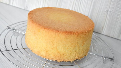 Идеальный бисквит, который выходит у всех и никогда не оседает: как правильно готовить тесто (видео)