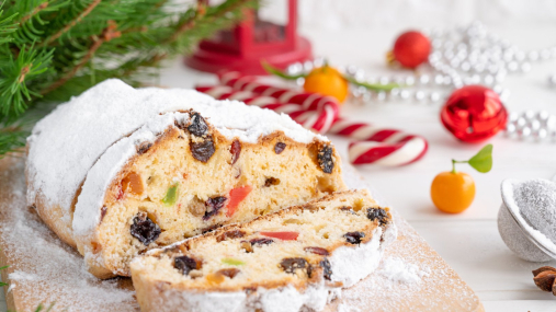Класичний штолен із сучасним акцентом: сухофрукти, ром та любов у кожному шматочку (відео)