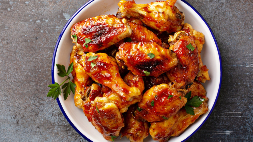 Гости оближут тарелки: соево-медовые крылышки с карамельной корочкой (видео)