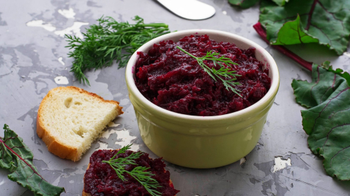 Вкуснее любых намазок: как приготовить икру из свеклы (видео)