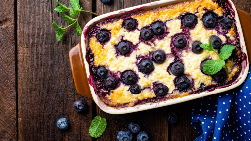 Нежная творожная запеканка с ягодами: как чизкейк, только проще (видео)