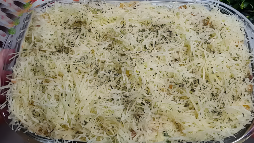 Картофель, сосиски и сыр: домашняя запеканка, которую съедают до последнего куска