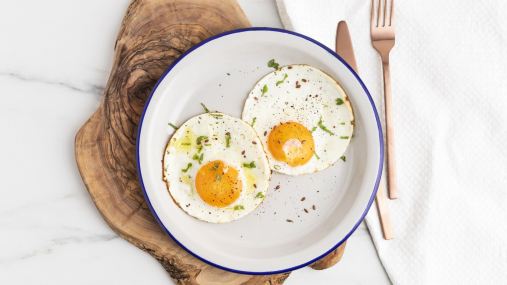 Яичница за полторы минуты: вирусный способ приготовления без сковородки, растительного масла и лишней посуды (видео)