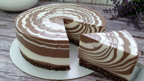 Выпекать не придется: как приготовить торт "Зебра" за 15 минут (видео)