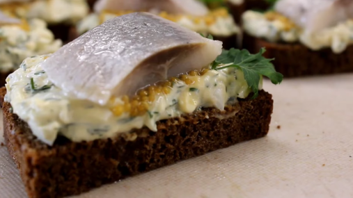 Эти бутерброды с селедкой съедаются первыми, и их всегда мало: рецепт закуски из простых продуктов (видео)