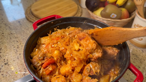 Такой капустняк не стыдно подать гостям: густой, ароматный, "как в деревне" (видео)