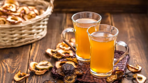 Праздничный узвар с неожиданной ноткой: как приготовить напиток с финиками и изюмом к Святвечеру (видео)