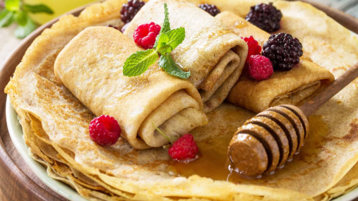 Ни яйца, ни молоко не нужны: один копеечный ингредиент поможет вам приготовить кружевные блины (видео)