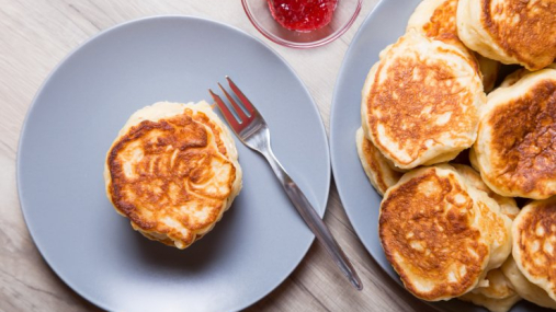 Благодаря этому продукту оладьи получатся легкими, как пух: он точно есть у вас дома (видео)