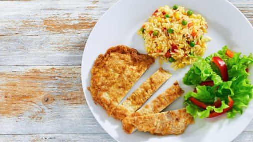 Курица, которая исчезает со стола за минуты: отбивные с грибами и сыром (видео)