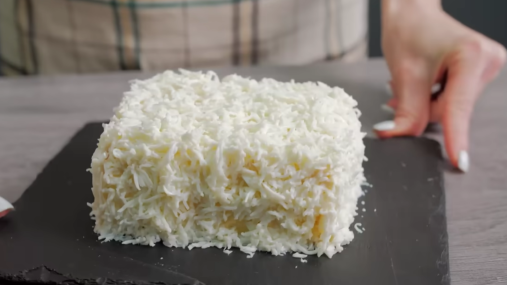 "Белое облако" из крабовых палочек: рецепт простого салата на праздничный стол (видео)