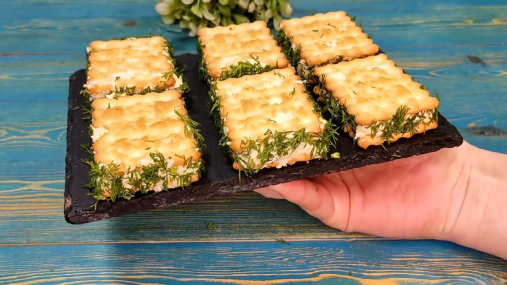 Міні-сендвічі з крекеру: швидка закуска, що зникає першою зі столу (відео)