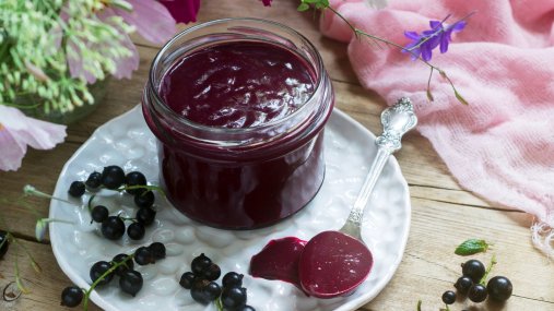 Самый вкусный способ использовать черную смородину: приготовьте пикантный соус к мясу (видео)