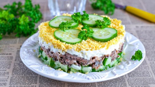 Просто, сытно, сбалансированно: салат с тунцем и яйцом за 20 минут (видео)