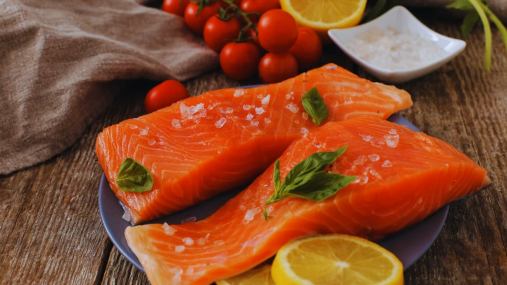 Только соль и сахар: эта красная рыбка получится вкуснее и полезнее магазинной (видео)