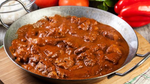 Вкусно как у мамы: нежная подлива с мясом, которая всегда получается (видео)