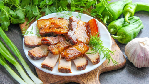 Неожиданно вкусно: сало в соевом маринаде для новогоднего стола (видео)