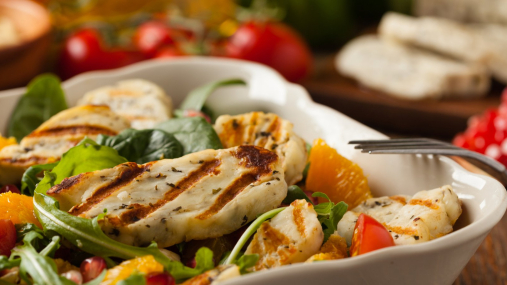 Праздник на тарелке: новогодний салат с мандаринами и сыром (видео)