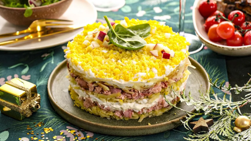 Новогодняя роскошь в тарелке: салат с лососем и креветками (видео)