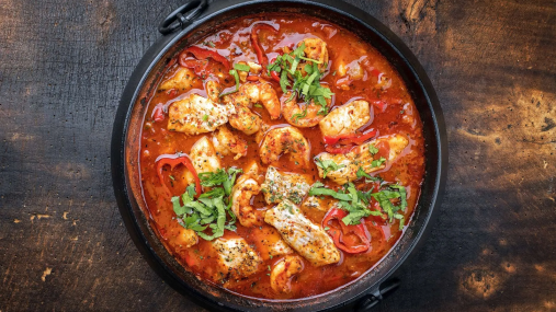 Апетитный ужин без лишних хлопот: хек в томатном соусе с овощами (видео)