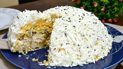 Готовится за 20 минут, а вкус, как в самом лучшем ресторане: рецепт праздничного салата "Первый снег"