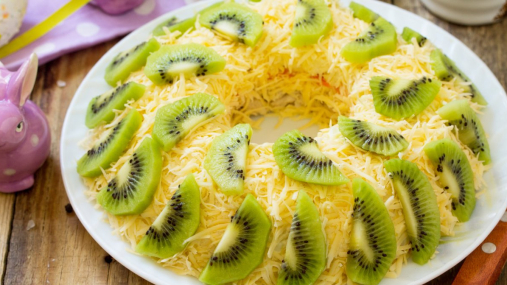 Экзотическая феерия: салат из крабовых палочек и киви (видео)