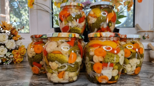 Овощное ассорти с грибами на зиму: заготовка, которая заменит сразу несколько банок соленья
