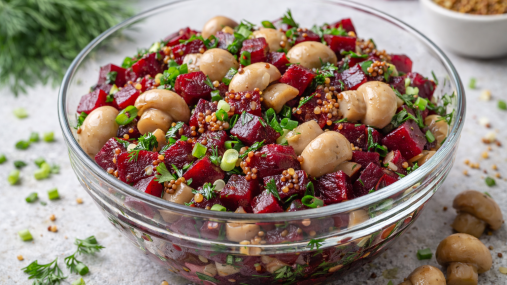 Не "Винегрет" и не "Шуба": рецепт салата со свеклой, который реально захочется повторить (видео)