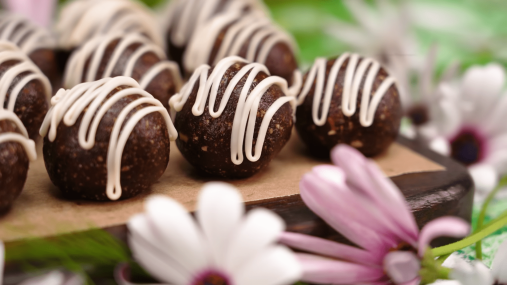 Конфеты, которые исчезают за минуту: рецепт из трех ингредиентов (видео)