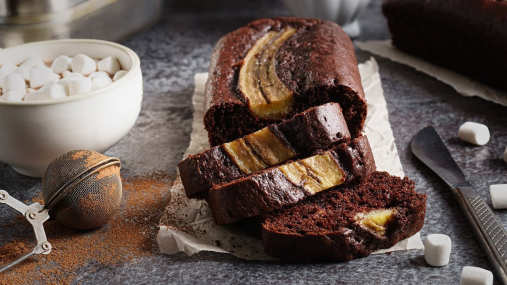 Без сахара, но влажный и насыщенный: шоколадно-банановый кекс без муки (видео)