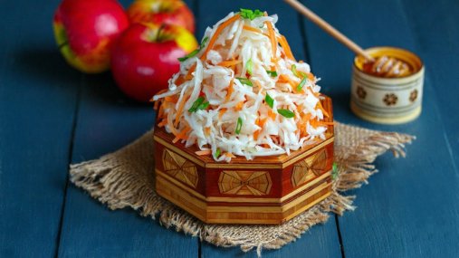 Квашеная капуста с медом: получается хрустящей, сладкой и съедается до последней ложки (видео)