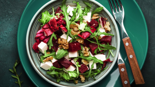 Вся магия — в заправке: салат из свеклы, которая удивит с первой ложки (видео)