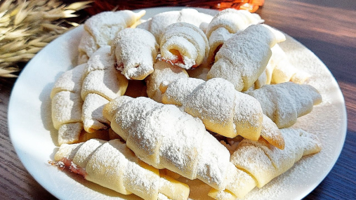 Хоть и постные – зато очень вкусные: как приготовить ванильные рогалики (видео)