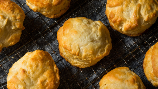 Быстро, просто, ароматно: готовим яблочное печенье из минимального набора продуктов (видео)