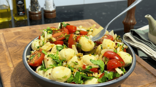 Лучшее дополнение к мясу: рецепт пикантной закуски из помидоров и сыра вместо обычных салатов (видео)