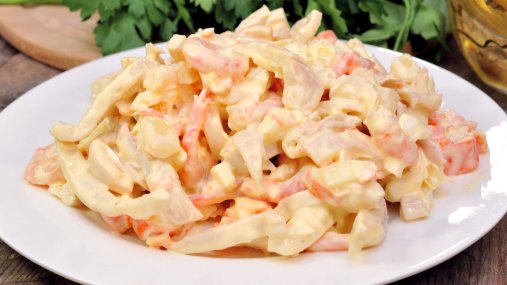 Салат с крабовыми палочками по-новому: получается пикантно и очень нежно (видео)