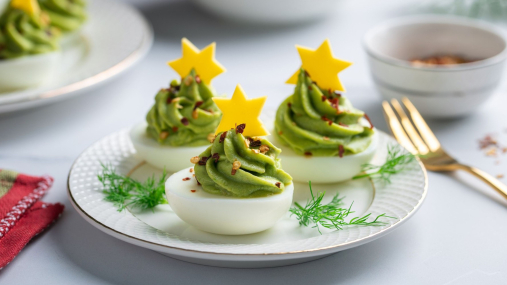 Просто, красиво й святково: рецепт фаршированих яєць з авокадо на Новий рік