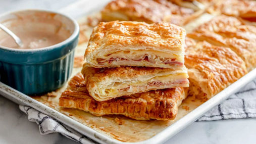 Вкусный, как пицца, а готовится – проще: рецепт слоеного пирога с сыром и ветчиной (видео)