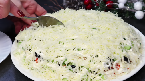 "Крабовый" салат заиграет новыми вкусами: рецепт простой закуски на Новый год