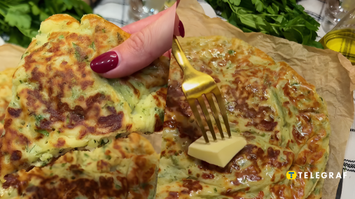 Закончился хлеб, а в магазин идти лень: приготовьте сырную лепешку на сковороде за 10 минут (видео)