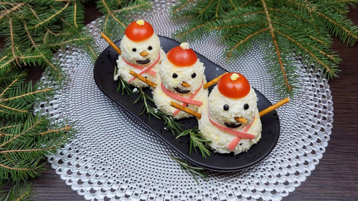"Снеговичок", который удивит гостей: эффектная новогодняя закуска (видео)