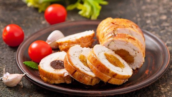Горячее на Новый год: куриные рулетики с курагой