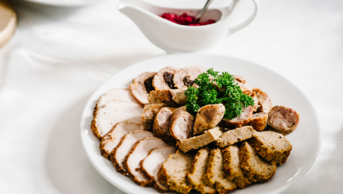 Празднично и вкусно: фаршированные гусиные шейки