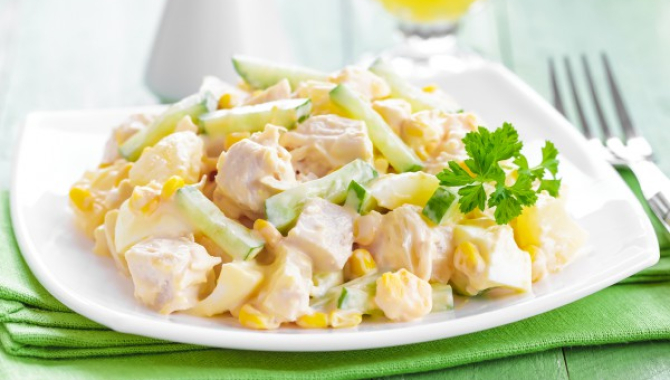 Салат з куркою, кукурудзою та огірками (відео)