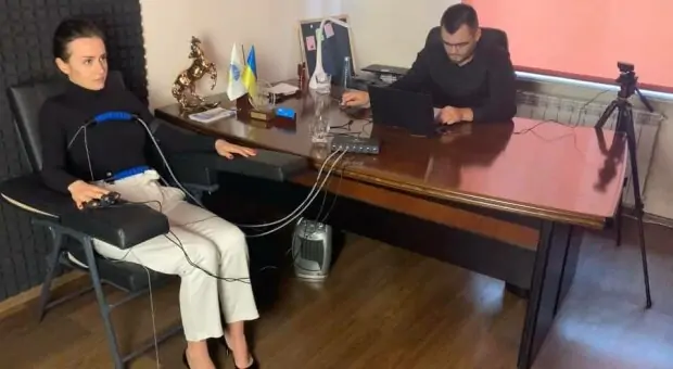 Володина обнародовала фото прохождения ею проверки на полиграфе Володина полиграф