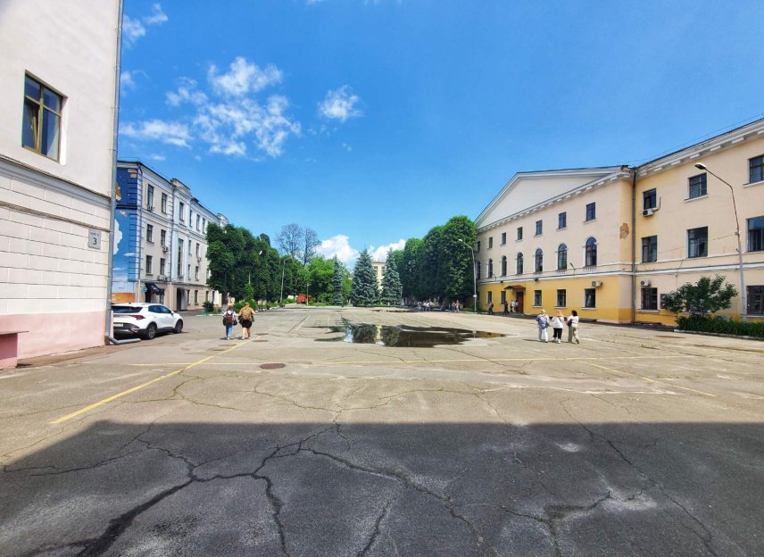 Подвір'я НаУКМА, місце поховання Петра Сагайдачного в Києві